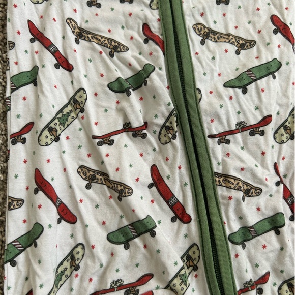 MERRY SK8MAS DREAM ROMPER
DREAM BIG LITTLE CO BAMBOO CHRISTMAS PAJAMAS - Picture 4 of 5